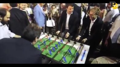 Calcio balilla: Renzi gioca alla Festa dell’Unità
