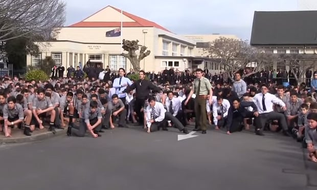 La Haka degli studenti al funerale del professore