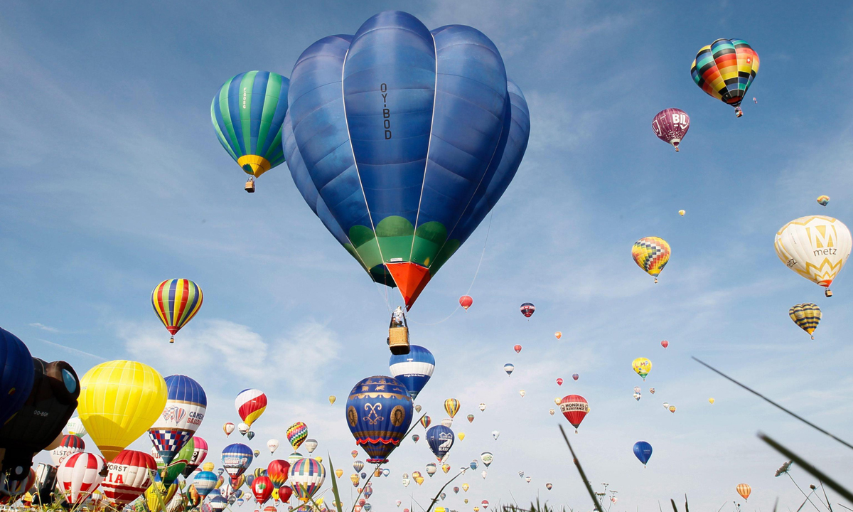 Francia, il Festival mondiale delle mongolfiere