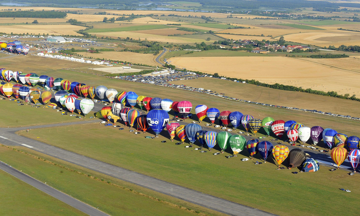Francia, il Festival mondiale delle mongolfiere