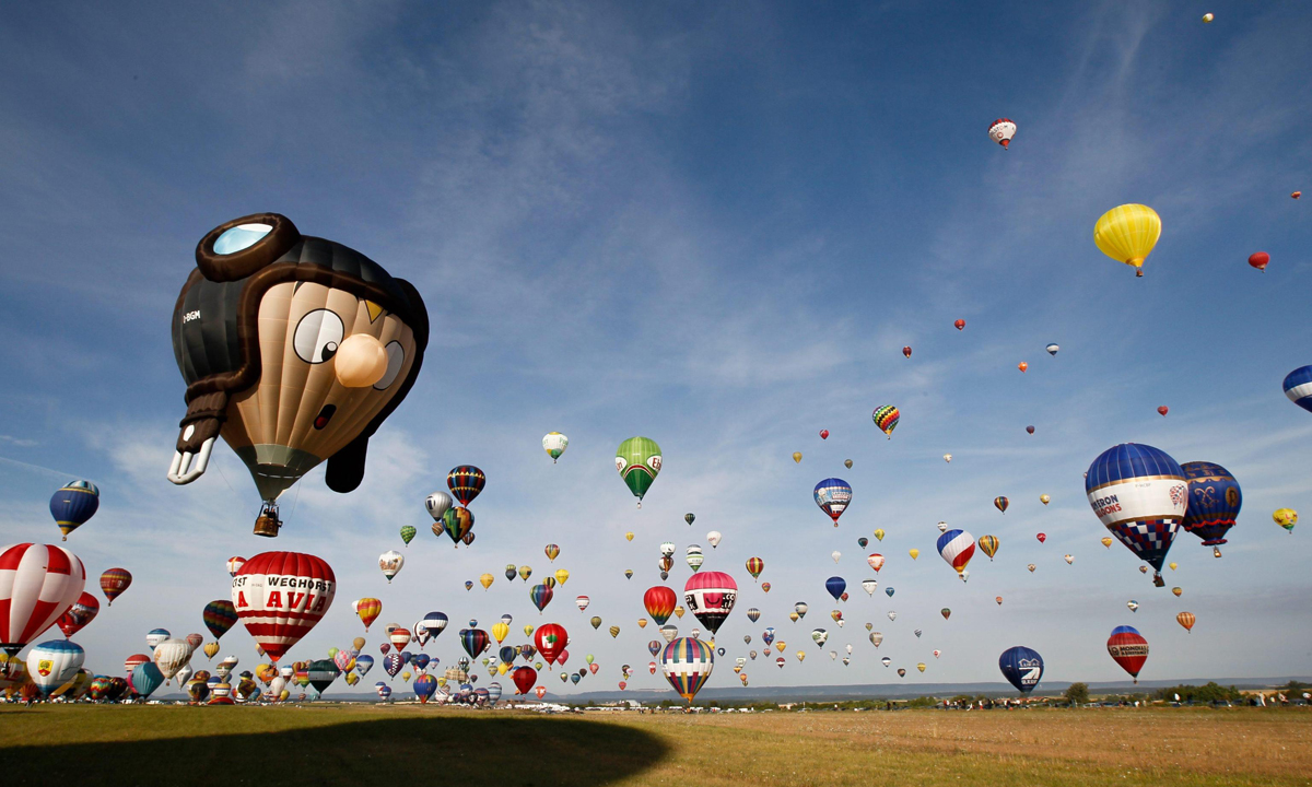 Francia, il Festival mondiale delle mongolfiere