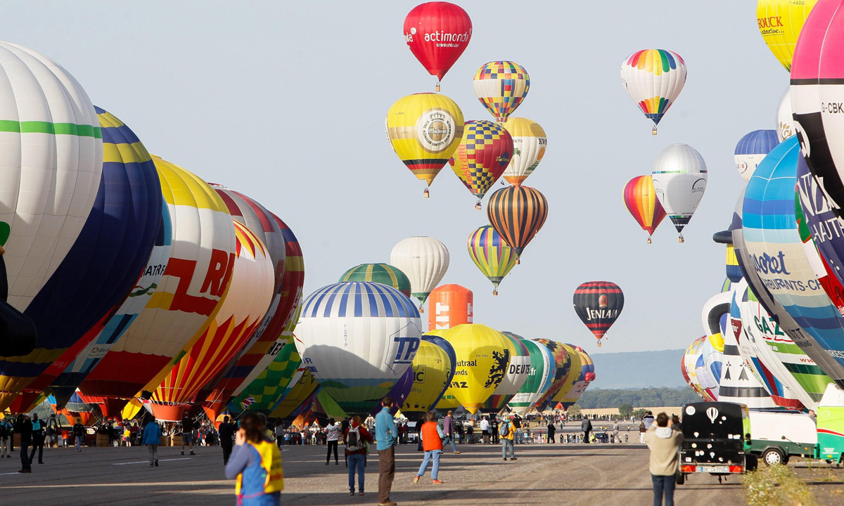 Francia, il Festival mondiale delle mongolfiere