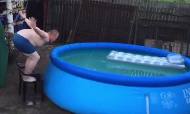 L’idea era di fare un tuffo epico, e invece…