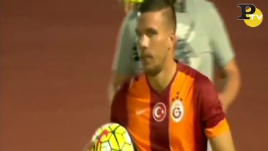 Calcio: lo schiaffo di Podolski all’avversario