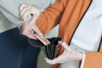 Anziani, in estate aumentano furti e truffe