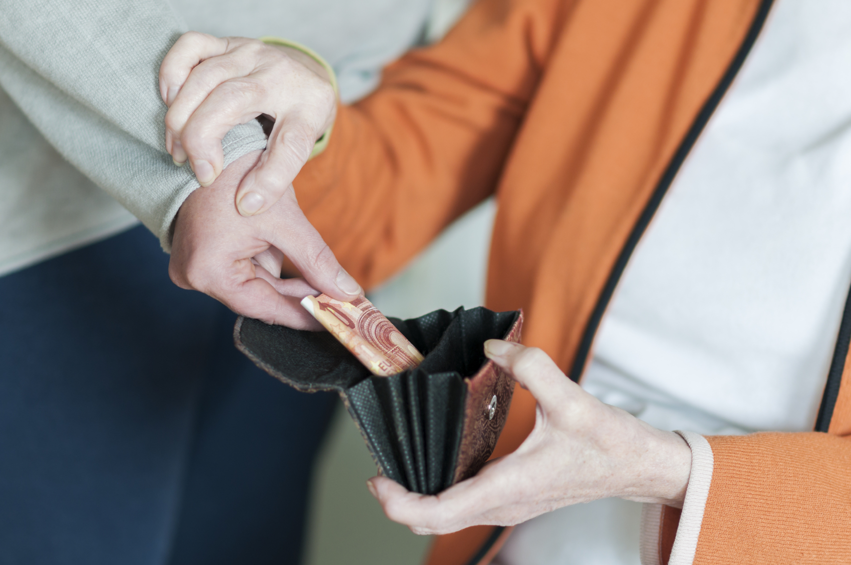 Anziani, in estate aumentano furti e truffe