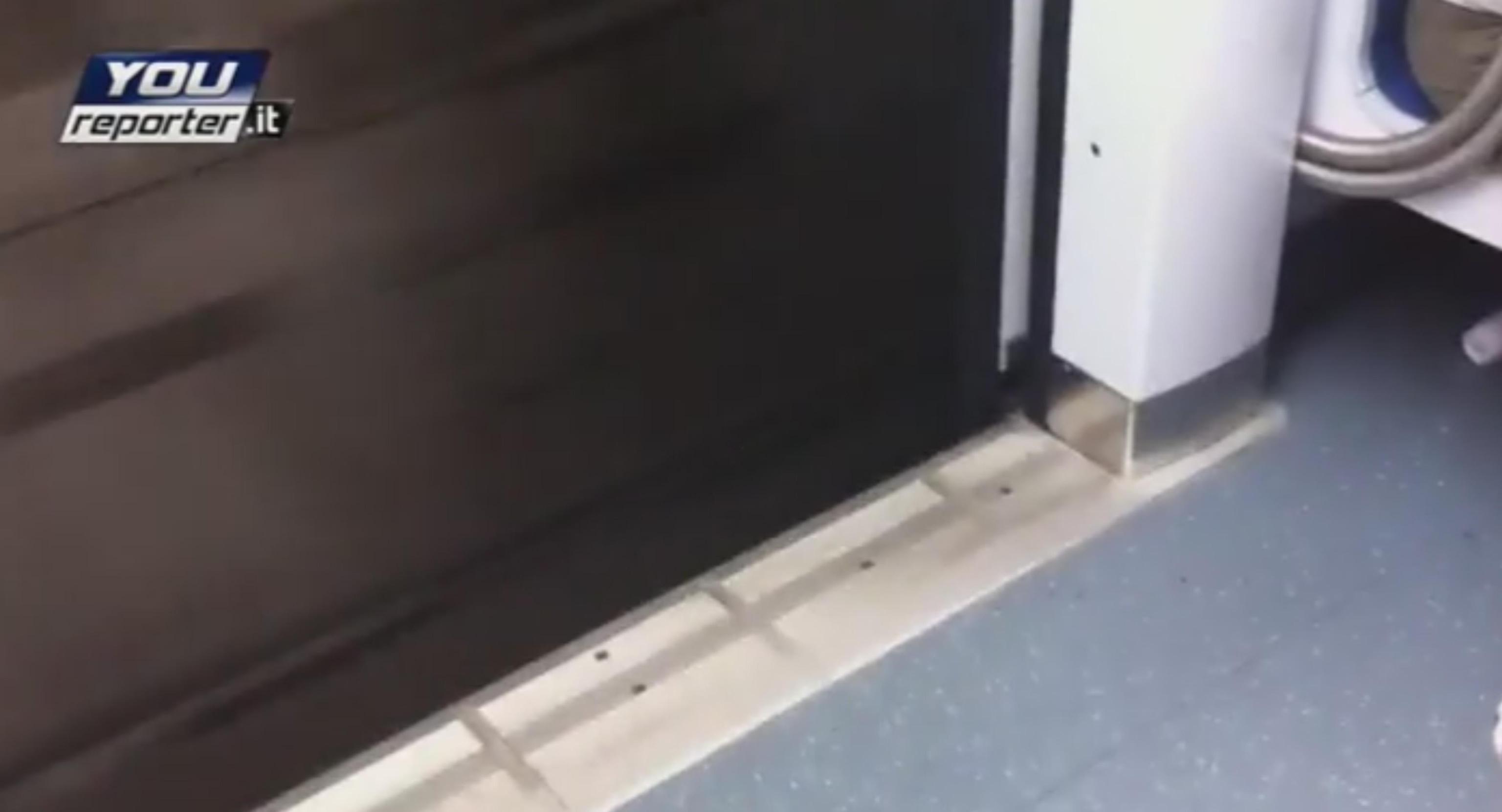 Roma, in metro con la porta aperta – Video