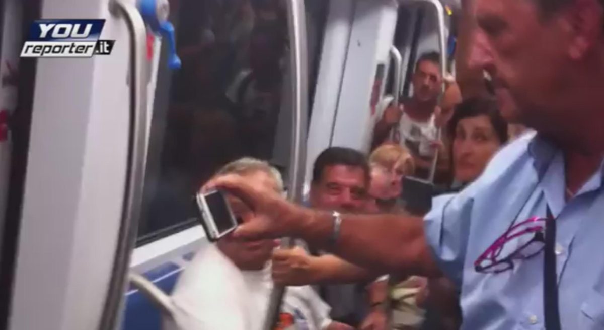 Galleria foto 'Roma, in metro con la porta aperta – Video' - foto 3