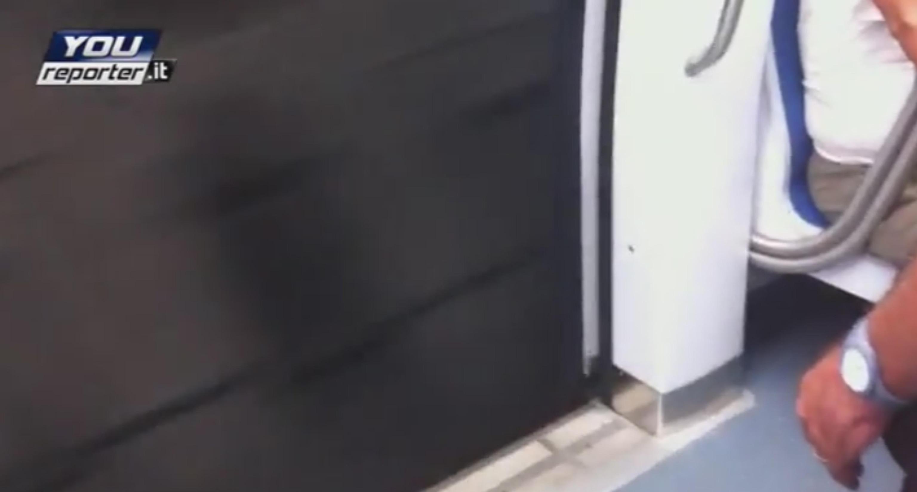 Roma, in metro con la porta aperta – Video