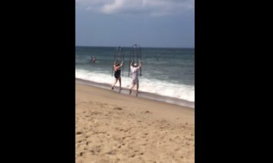 In mare con la gabbia anti squalo fai da te