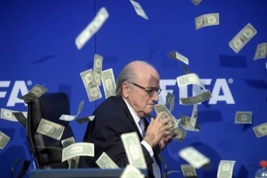 Soldi (falsi) lanciati a Sepp Blatter