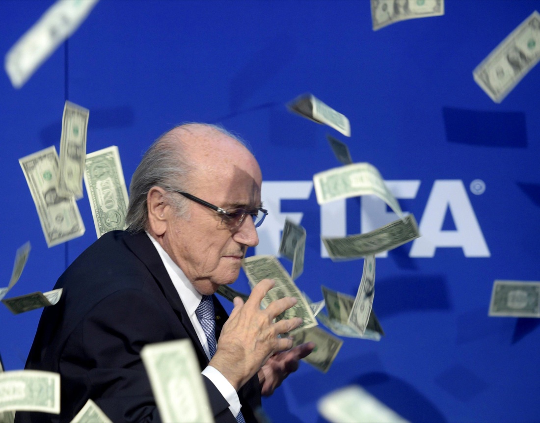 Scandalo Fifa: pioggia di banconote (false) su Blatter Scandalo Fifa: pioggia di banconote (false) su Blatter