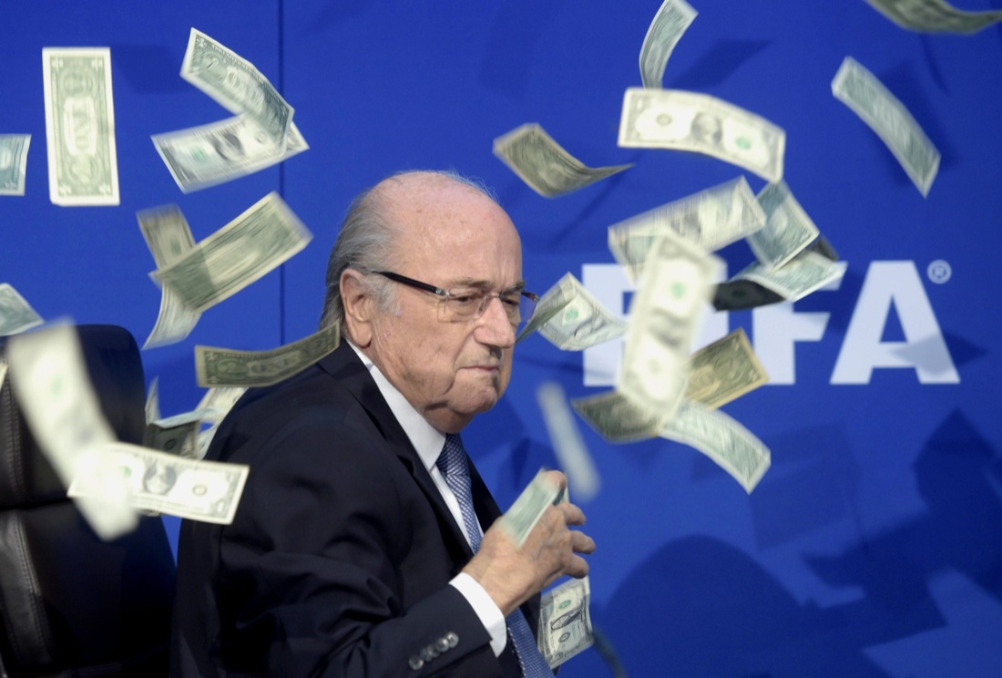 Scandalo Fifa: pioggia di banconote (false) su Blatter Scandalo Fifa: pioggia di banconote (false) su Blatter