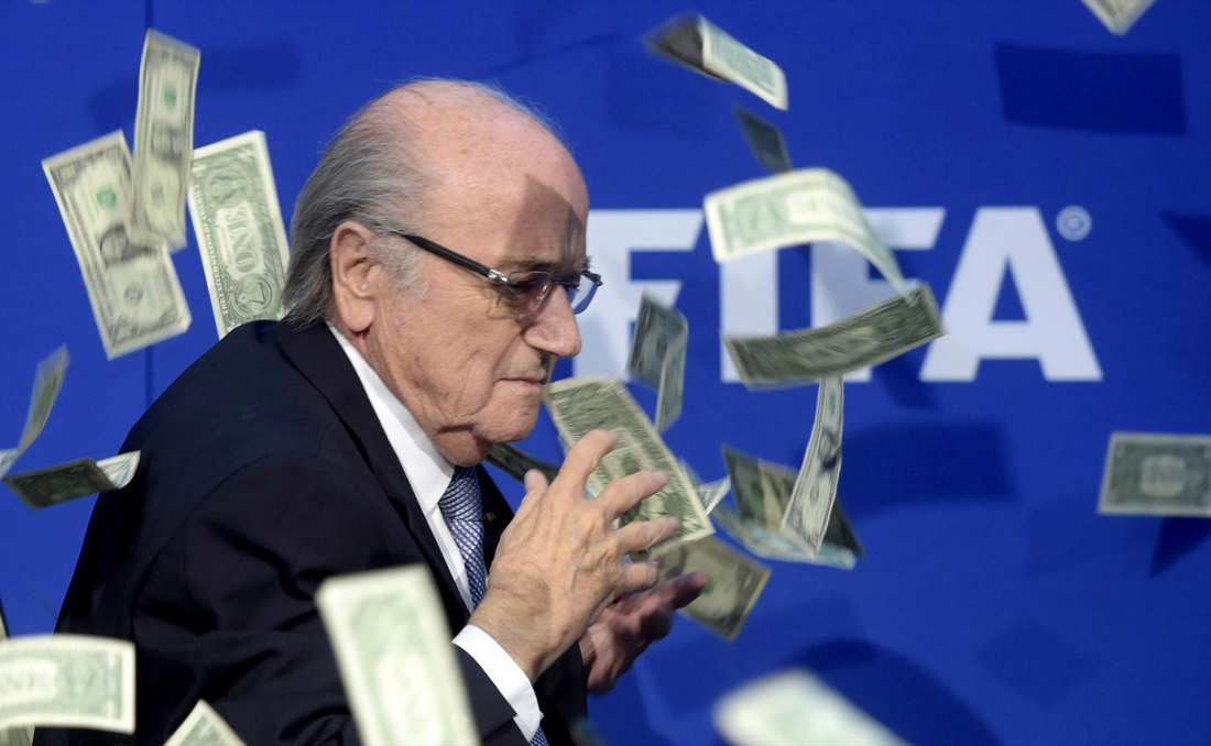 Scandalo Fifa: pioggia di banconote (false) su Blatter Scandalo Fifa: pioggia di banconote (false) su Blatter