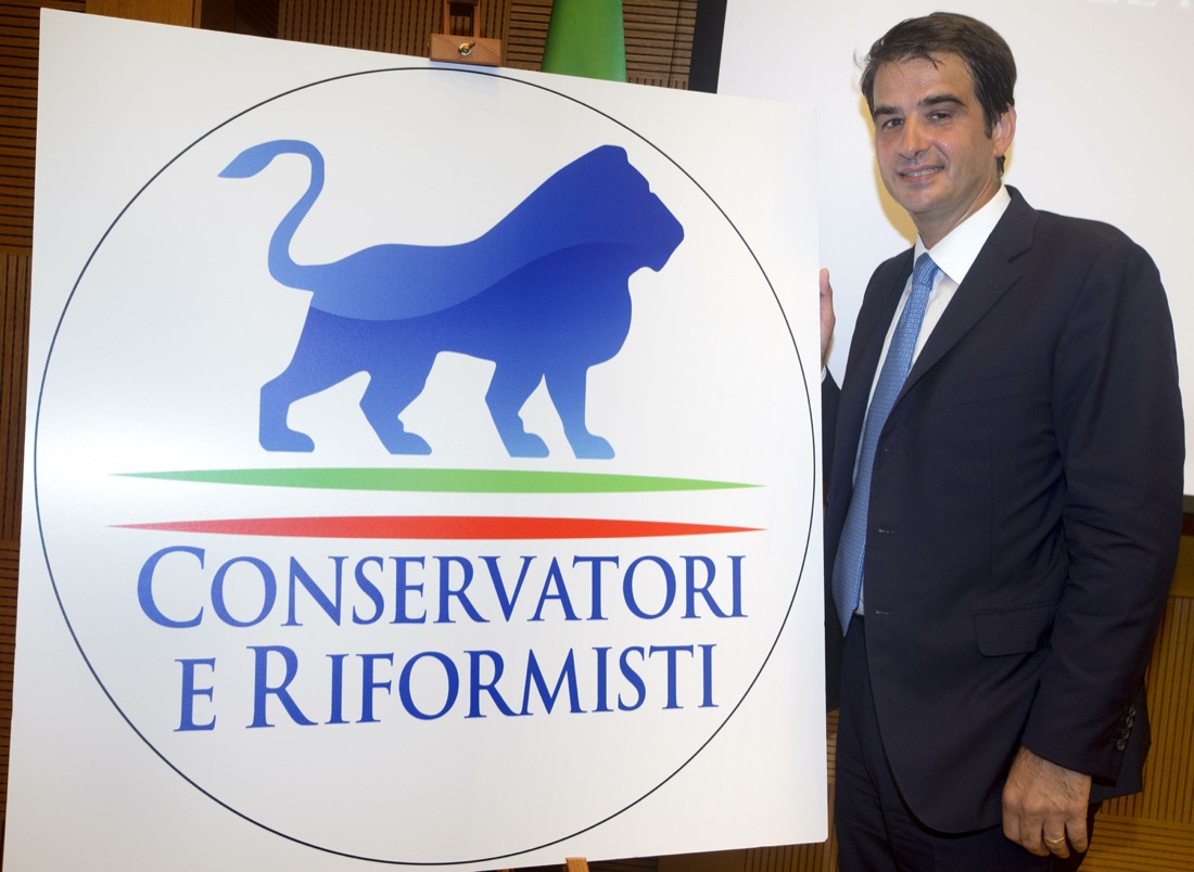 Fitto e il leone-simbolo di Conservatori e Riformisti
