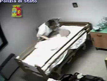 Anziani maltrattati: gli infermieri scoperti dalle telecamere – Foto