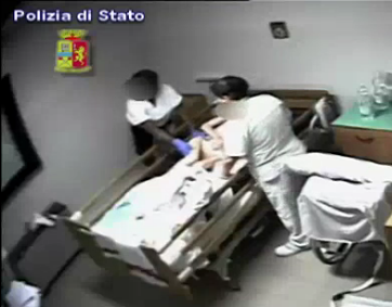 Anziani maltrattati: gli infermieri scoperti dalle telecamere – Foto