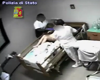 Anziani maltrattati: gli infermieri scoperti dalle telecamere – Foto