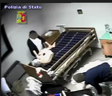 Anziani maltrattati: gli infermieri scoperti dalle telecamere – Foto