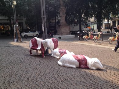 Una galleria d’arte moderna anima Corso di Porta Romana a Milano.