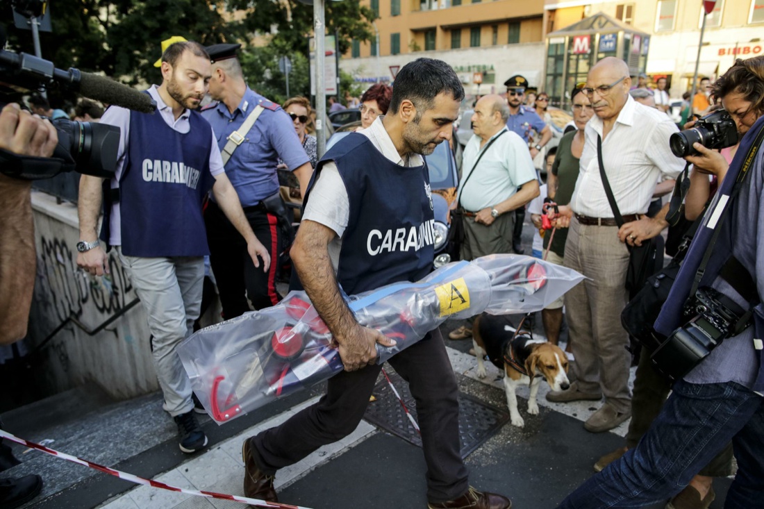 Roma, tre denunciati per la morte del bambino nella metro
