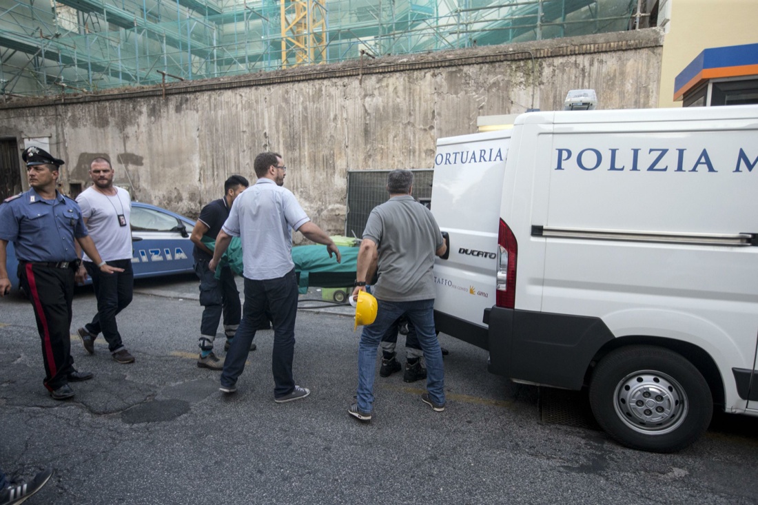 Roma, tre denunciati per la morte del bambino nella metro