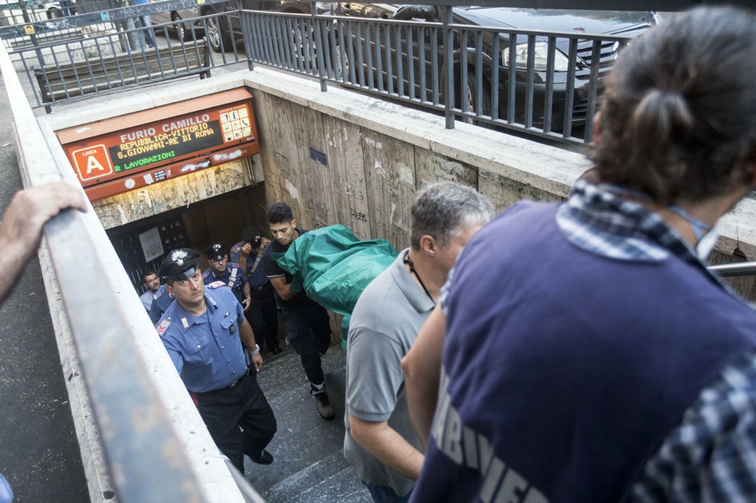 Roma, tre denunciati per la morte del bambino nella metro
