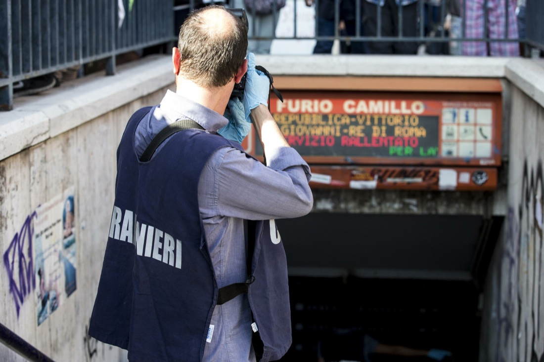 Roma, tre denunciati per la morte del bambino nella metro