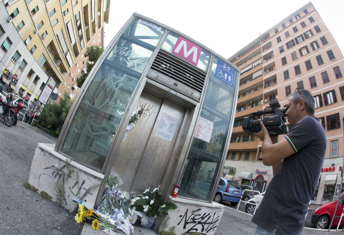 Roma, tre denunciati per la morte del bambino nella metro