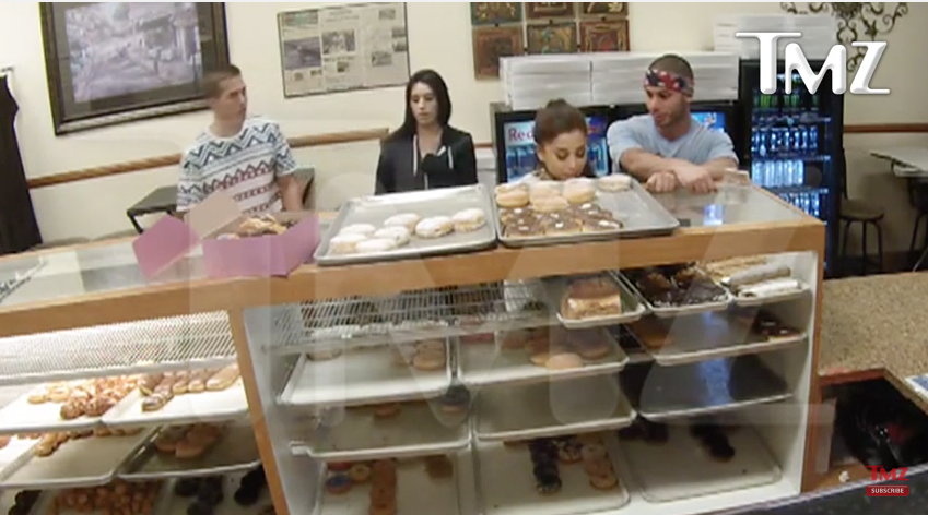 Ariana Grande: video shock, lecca una ciambella e insulta gli americani Ariana Grande: video shock, lecca una ciambella e insulta gli americani