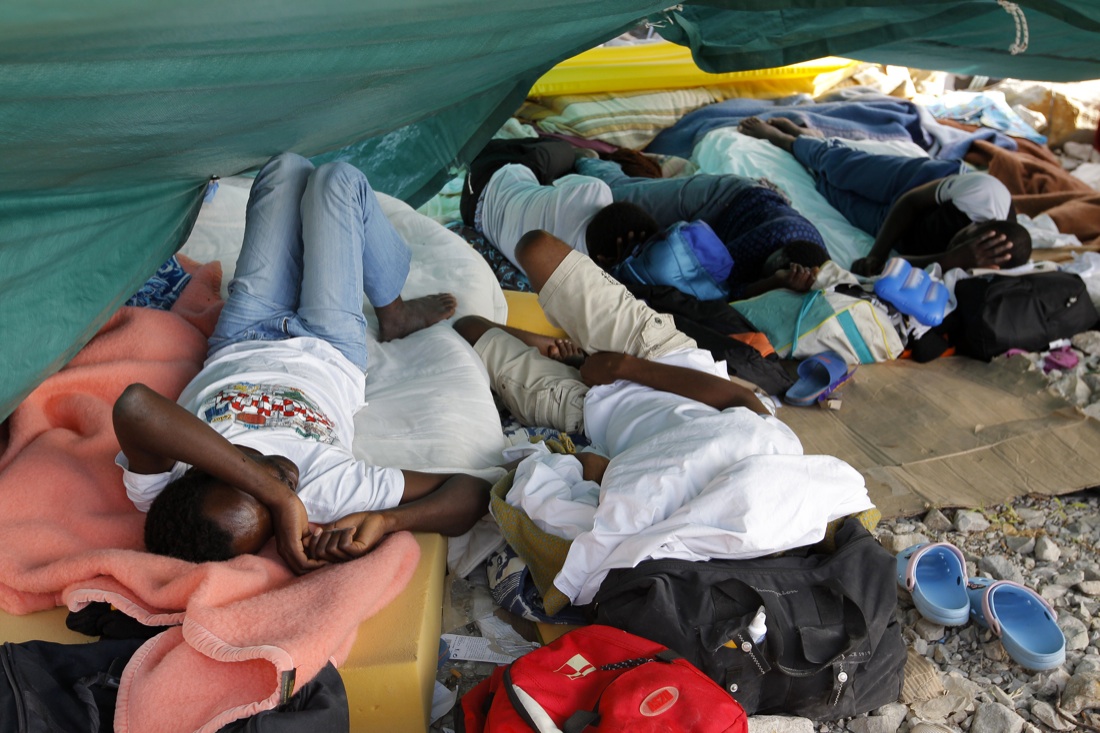 Ventimiglia: dopo un mese continua l’attesa per varcare il confine