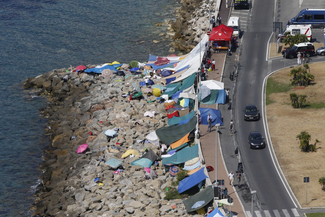 Ventimiglia: dopo un mese continua l’attesa per varcare il confine