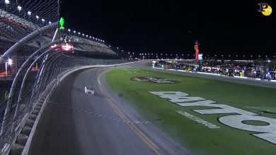 NASCAR: gara automobilistica con schianto. L’auto di Dillon distrutta