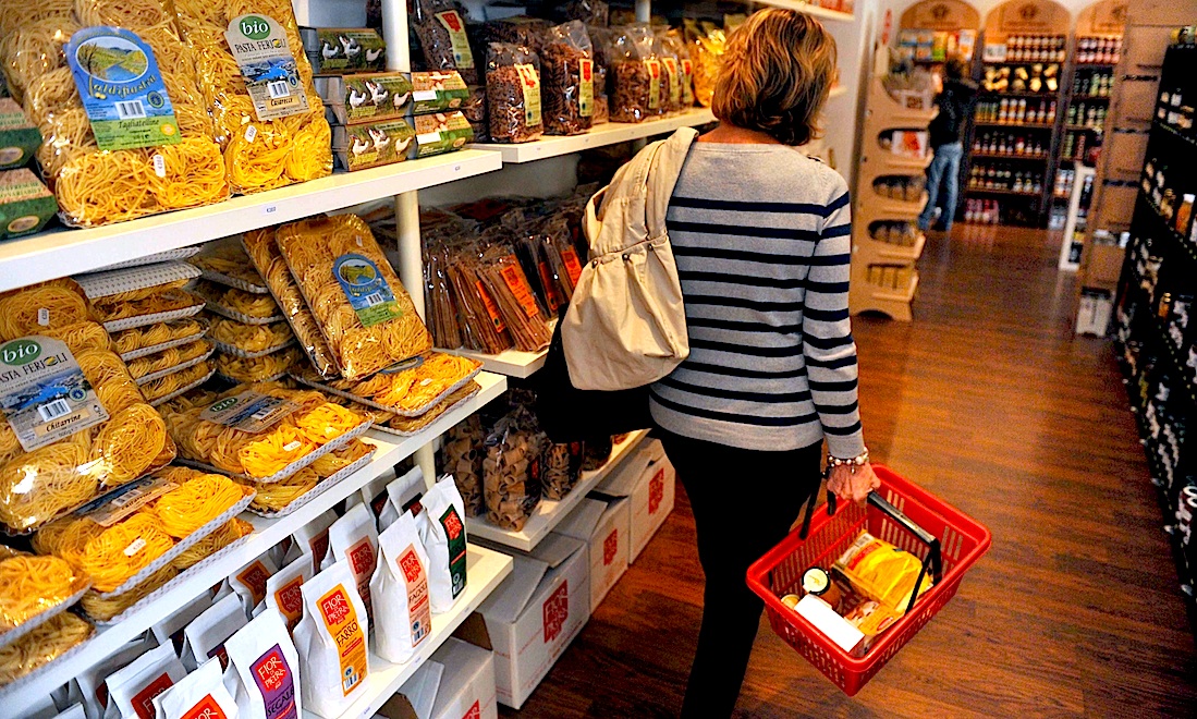 Istat: si ferma il calo dei consumi Istat: si ferma il calo dei consumi