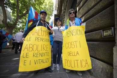 Pensioni, assegni più bassi nel 2016