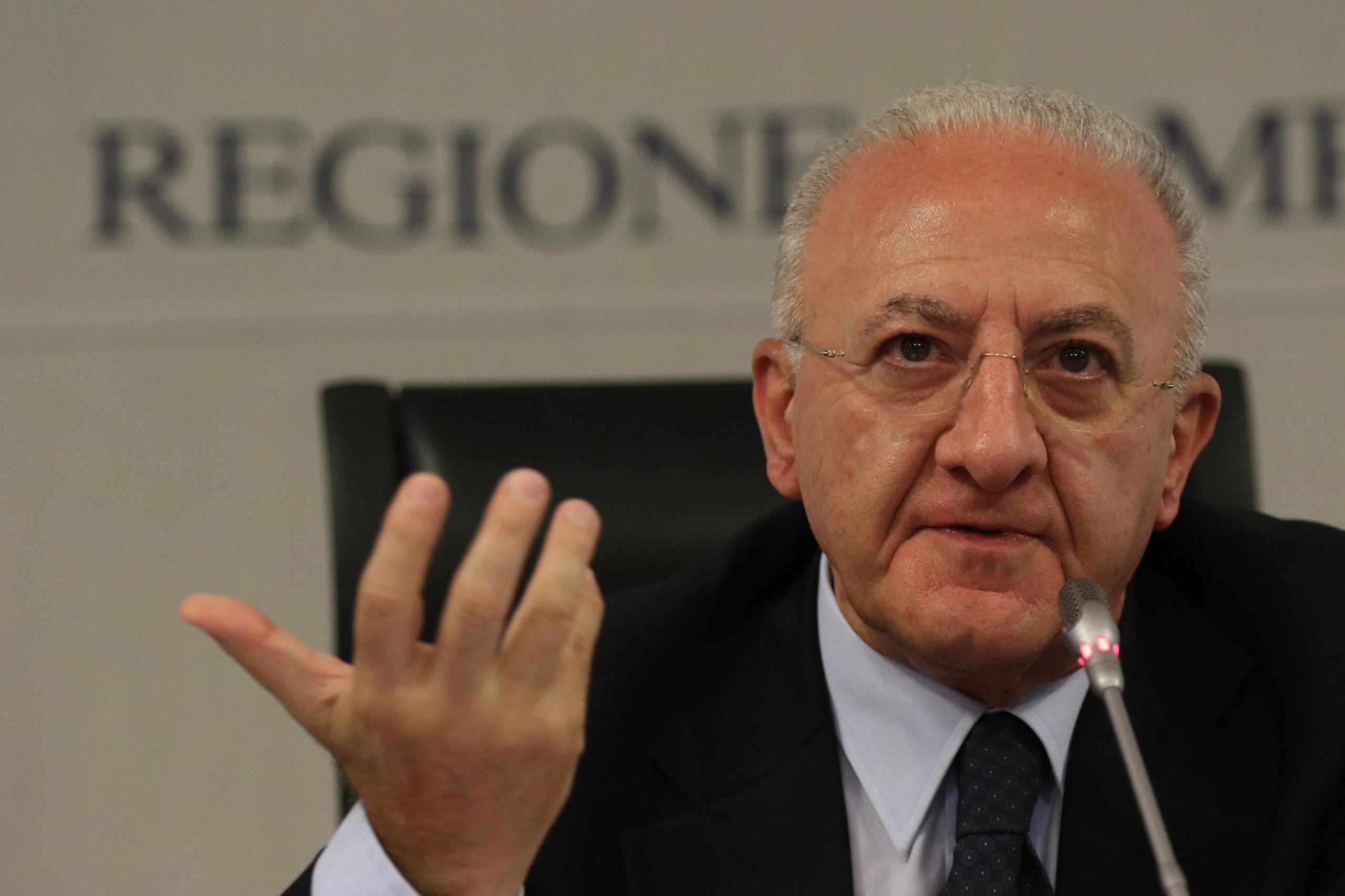 Campania, De Luca presenta la nuova giunta “in rosa”