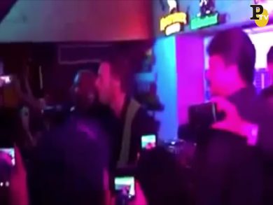 India: Chris Martin canta in un bar
