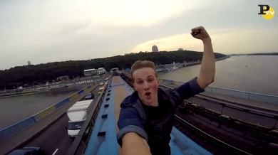 La corsa sul vagone della metro è follia