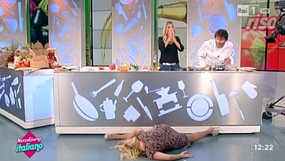 La terrificante spaccata di Lisa Fusco in diretta Tv