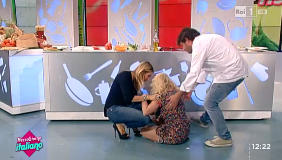 La terrificante spaccata di Lisa Fusco in diretta Tv