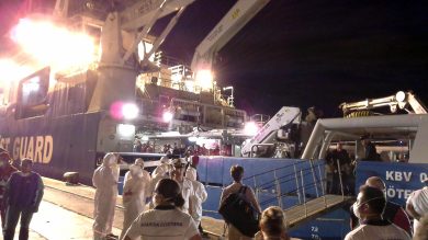 Migranti giunti a Palermo: “Compagni morti per coltellate e bastonate”