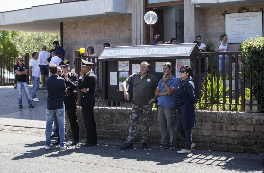 Tensioni tra parenti del boss e giornalisti alla messa in suffragio di Casamonica