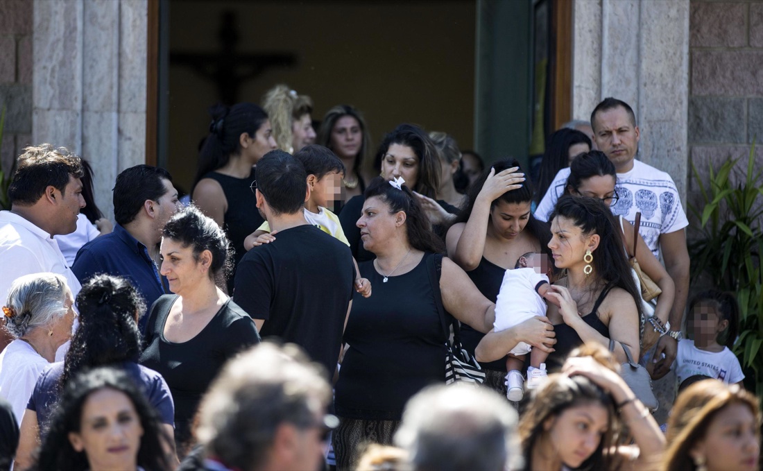 Tensioni tra parenti del boss e giornalisti alla messa in suffragio di Casamonica