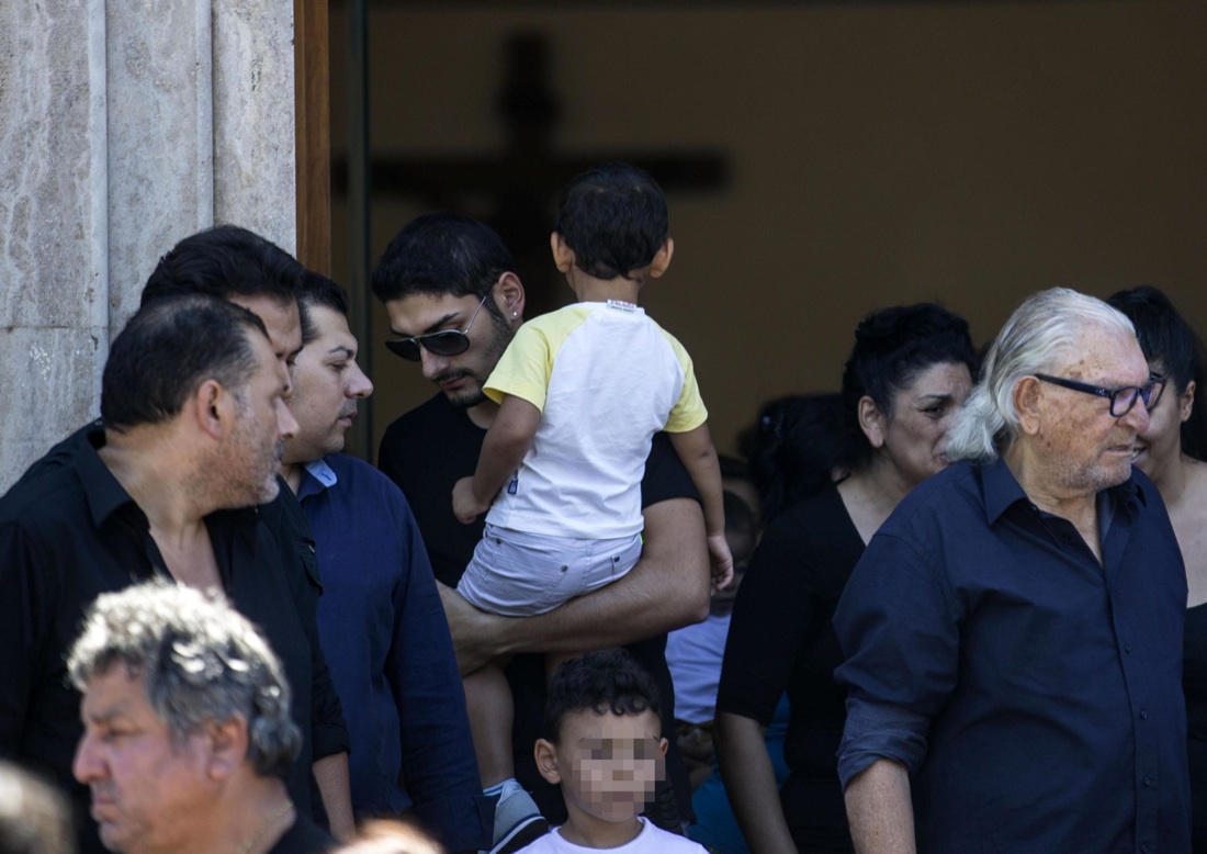 Tensioni tra parenti del boss e giornalisti alla messa in suffragio di Casamonica