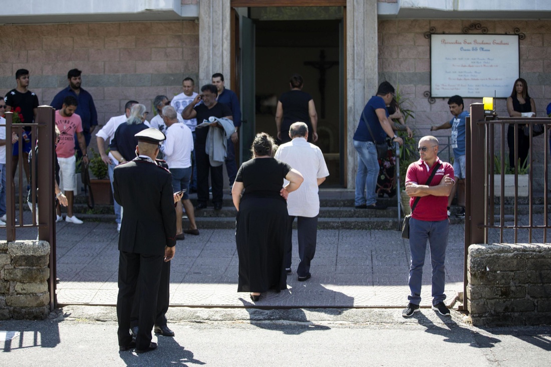 Tensioni tra parenti del boss e giornalisti alla messa in suffragio di Casamonica