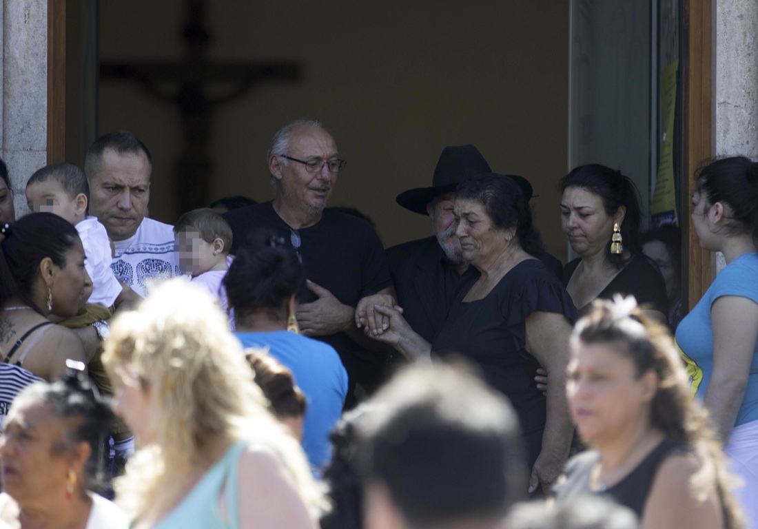 Tensioni tra parenti del boss e giornalisti alla messa in suffragio di Casamonica