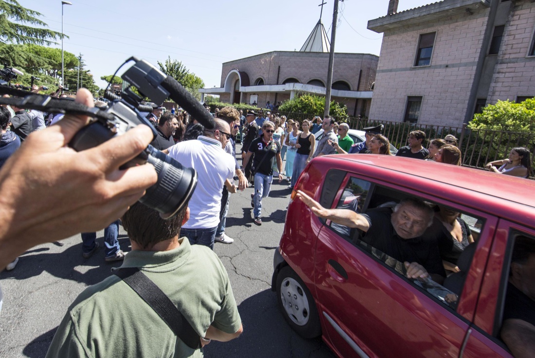 Tensioni tra parenti del boss e giornalisti alla messa in suffragio di Casamonica