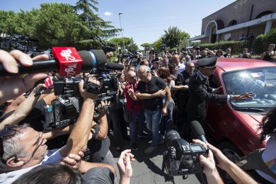 Tensioni tra parenti del boss e giornalisti alla messa in suffragio di Casamonica