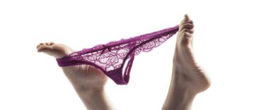 Voyeurismo online e patriarcato digitale: ricatti, foto rubate e il business del corpo femminile