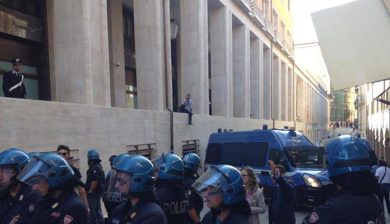 Matteo Renzi a L’Aquila tra le proteste dei manifestanti